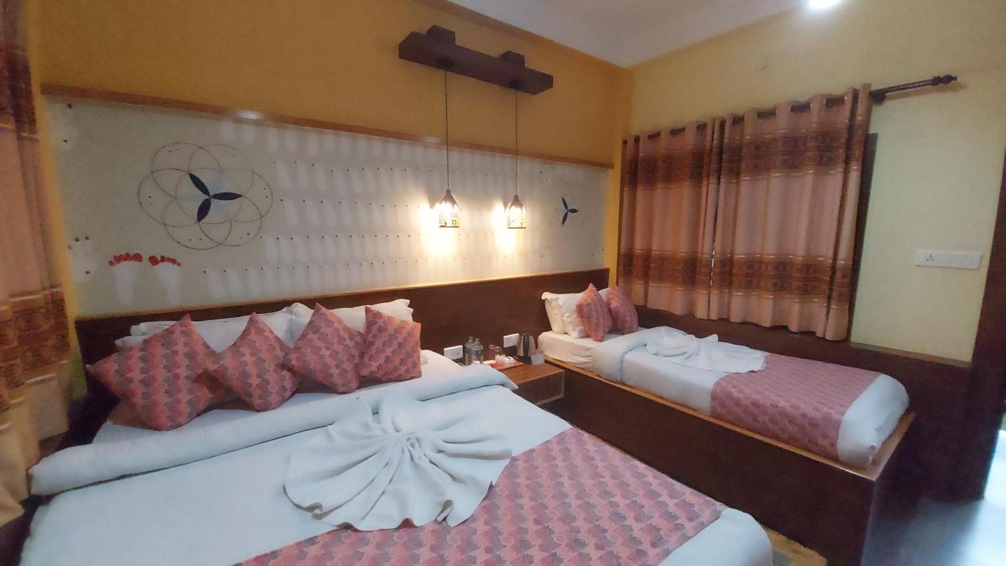 Royal Tiger Luxury Resort 4 Star Саураха Екстериор снимка