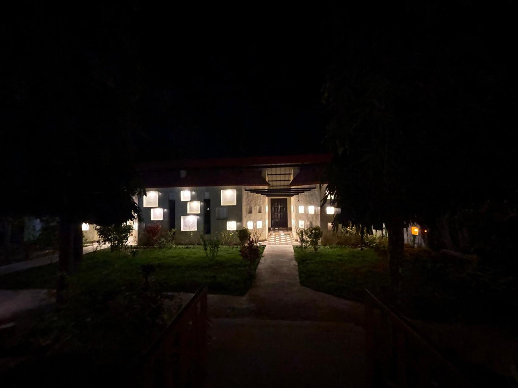 Royal Tiger Luxury Resort 4 Star Саураха Екстериор снимка