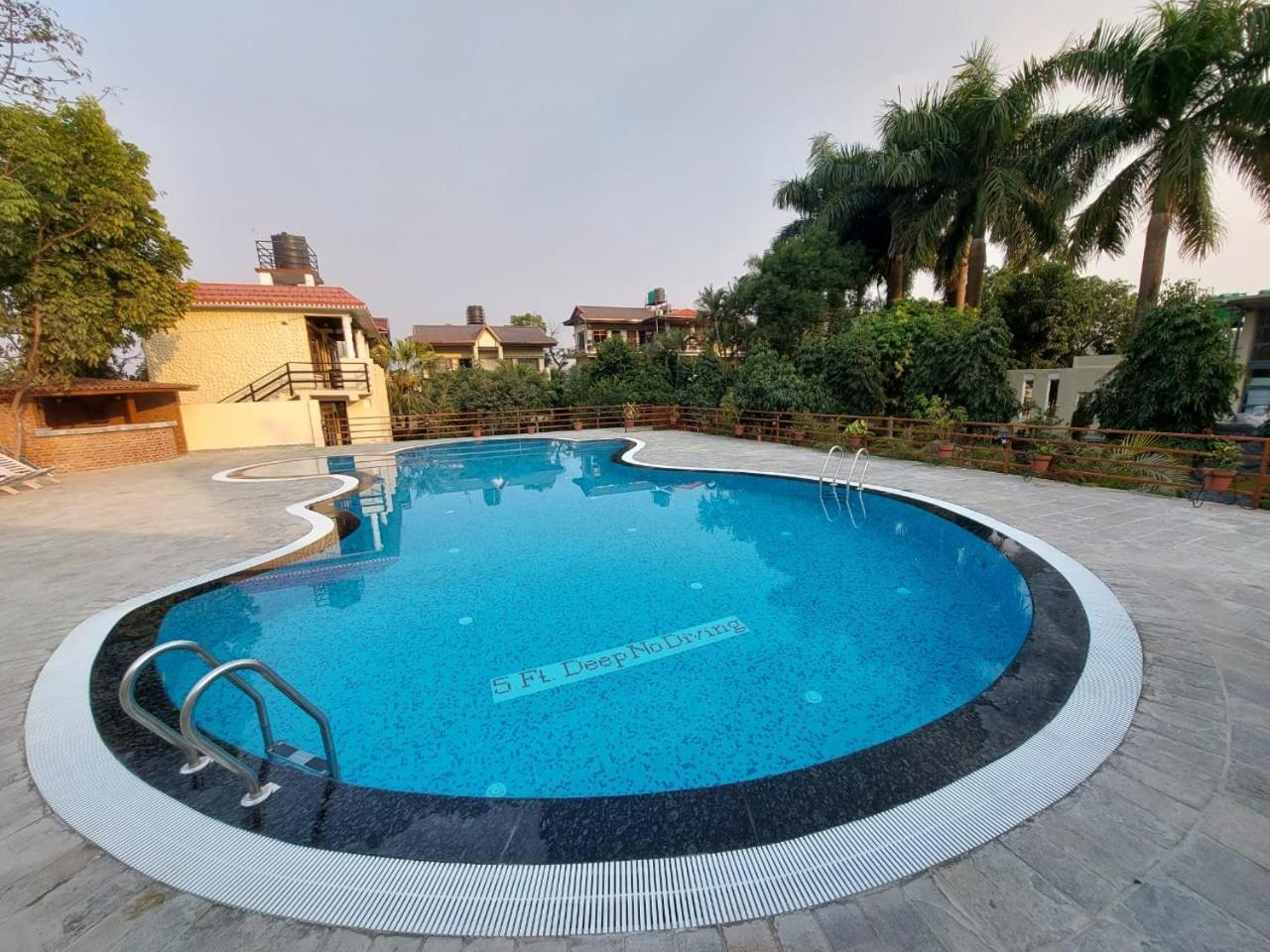 Royal Tiger Luxury Resort 4 Star Саураха Екстериор снимка